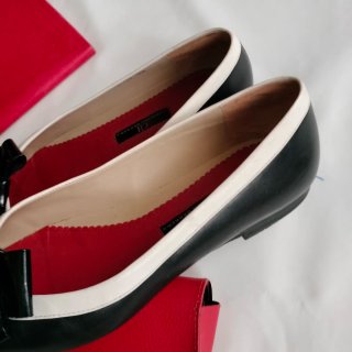 Zapatos planos CH negros y blancos