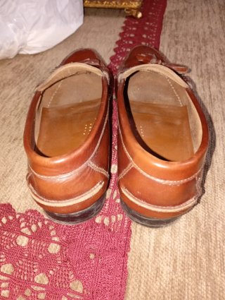 Zapatos castellanos marrones de piel.