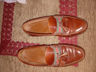 Zapatos castellanos marrones de piel.