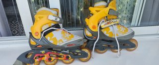 Patines en línea amarillos y blancos
