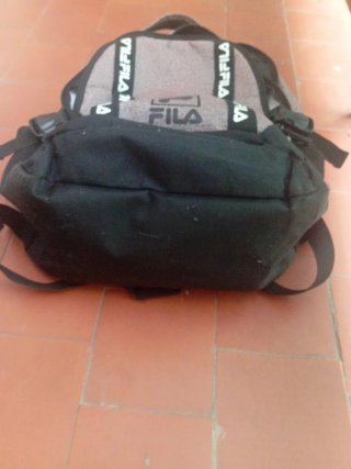 Mochila Fila gris y negra