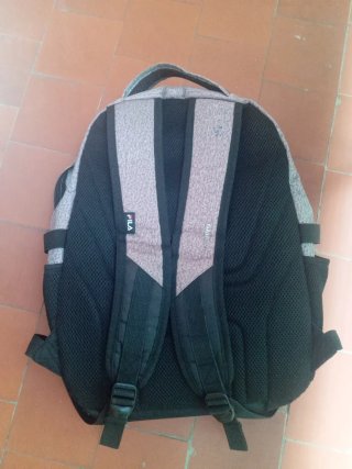 Mochila Fila gris y negra
