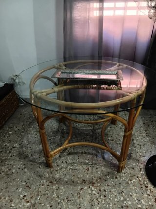 Mesa redonda cristal y ratán