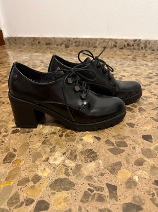 Botín tacón negro cordones