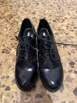 Botín tacón negro cordones