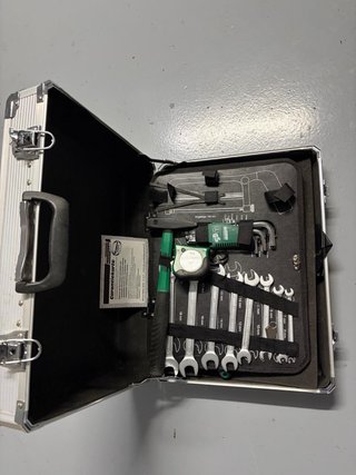 Caja de herramientas con destornilladores
