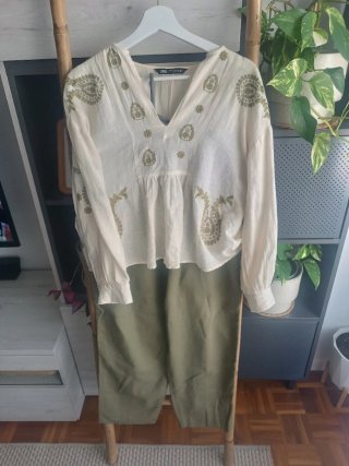 Camisa Zara bordada verde y beige