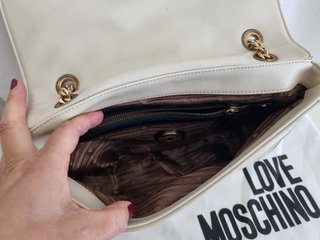 De cuero color crema marca Love Moschino