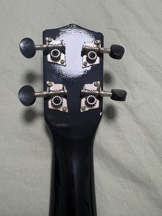 Ukelele negro con funda acolchada
