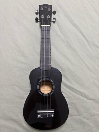 Ukelele negro con funda acolchada