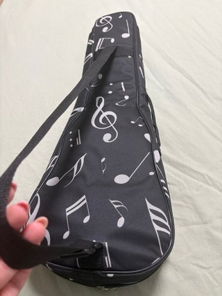 Ukelele negro con funda acolchada
