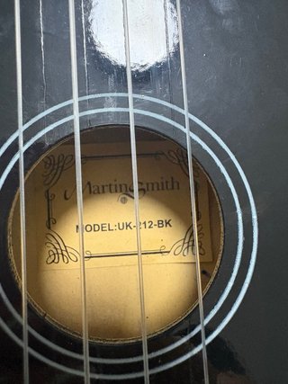 Ukelele negro con funda acolchada
