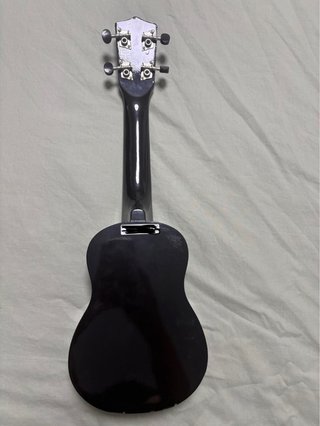 Ukelele negro con funda acolchada