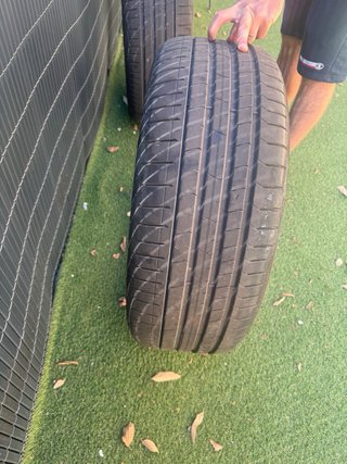 Neumáticos Pirelli 235/50 R19 99W - 4 ruedas 300€