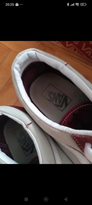 Zapatillas Vans grises y granates