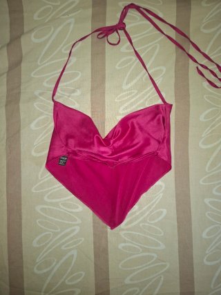 Top rosa satinado con tiras