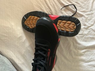 Zapatos deportivos negros y rojos SINCE 1921
