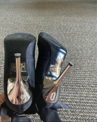 Scarpe con tacco nero peep toe fiocco