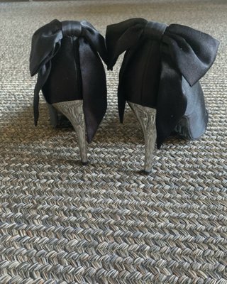 Scarpe con tacco nero peep toe fiocco