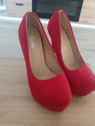 Zapatos de tacón rojos con pedrería