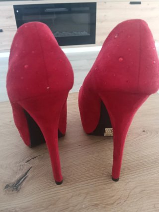 Zapatos de tacón rojos con pedrería
