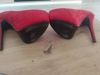 Zapatos de tacón rojos con pedrería