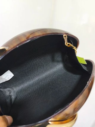 Bolso de mano tipo clutch marrón y dorado