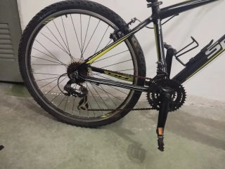 Bicicleta Spike Negra y Amarilla Marca BH