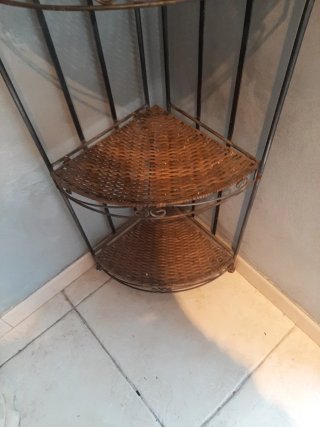 Rinconera de forja y mimbre
