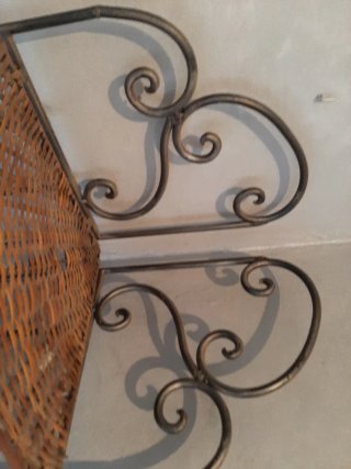 Rinconera de forja y mimbre