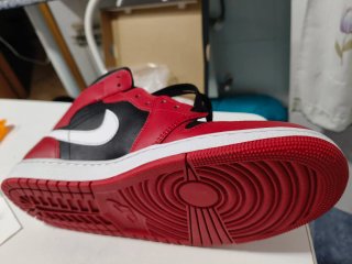 Air Jordan 1 Mid Negro Rojo