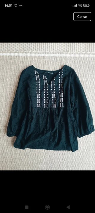 Blusa negra con bordado