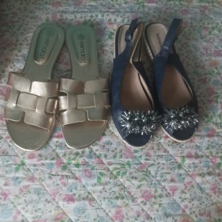 Sandalias doradas y azules los dos pares