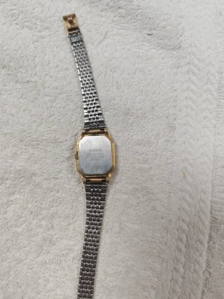 Reloj Casio Mujer Dorado y Plateado