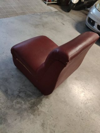 Sillón bajo de piel sintética roja