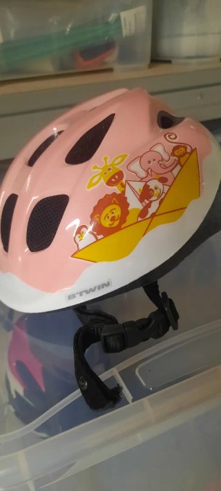 Casco infantil rosa con animales