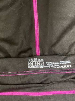 Conjunto térmico negro con detalles fucsia
