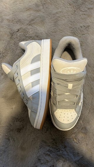 Zapatillas Adidas Grises y Blancas