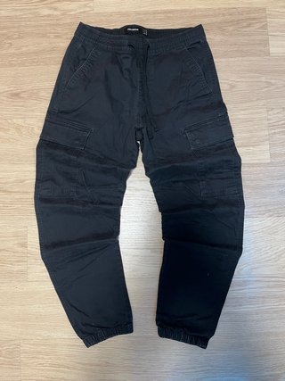 Pantalones cargo Pull and Bear negros