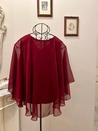 Elegante blusa burdeos sin estrenar.