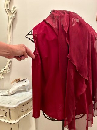 Elegante blusa burdeos sin estrenar.