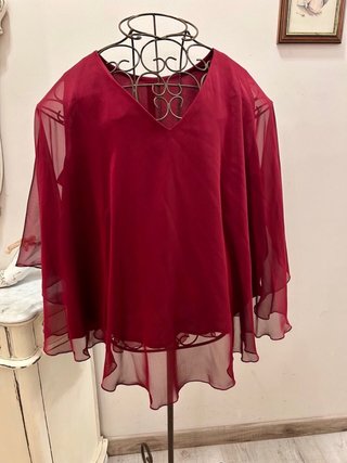 Elegante blusa burdeos sin estrenar.