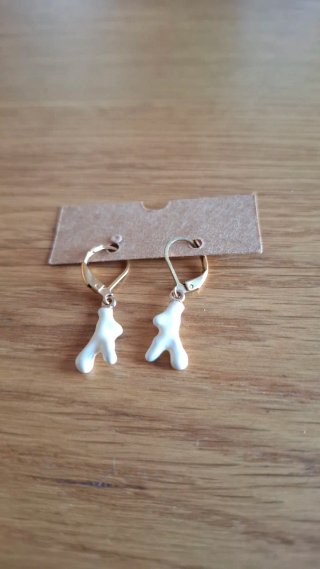 Pendientes coral blanco bisutería dorada