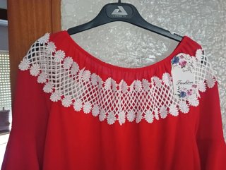 Blusa campesina roja con encaje blanco