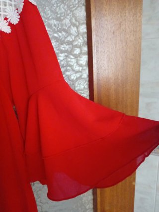 Blusa campesina roja con encaje blanco