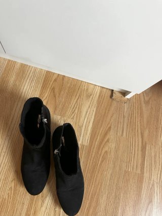 Botines negros ante pedrería tacón