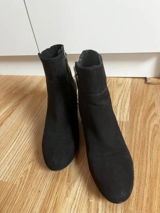 Botines negros ante pedrería tacón