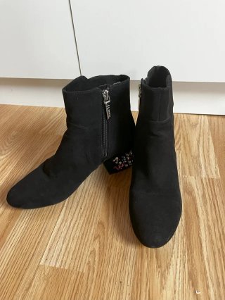 Botines negros ante pedrería tacón