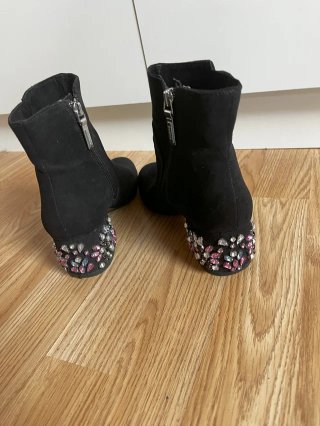 Botines negros ante pedrería tacón