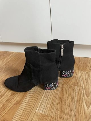 Botines negros ante pedrería tacón